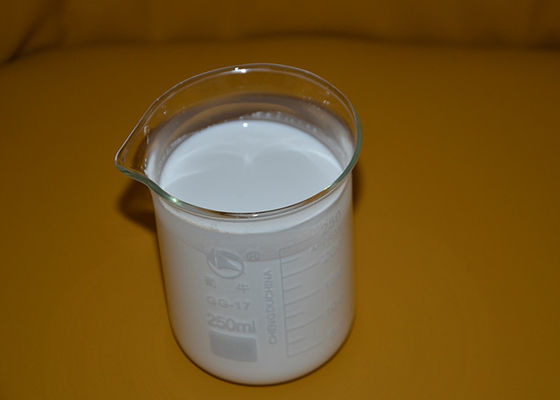 Dobra cena. Biała emulsja ujemnie naładowanych cząstek wypełniacza miazgi pomaga w retencji 37% w Internecie